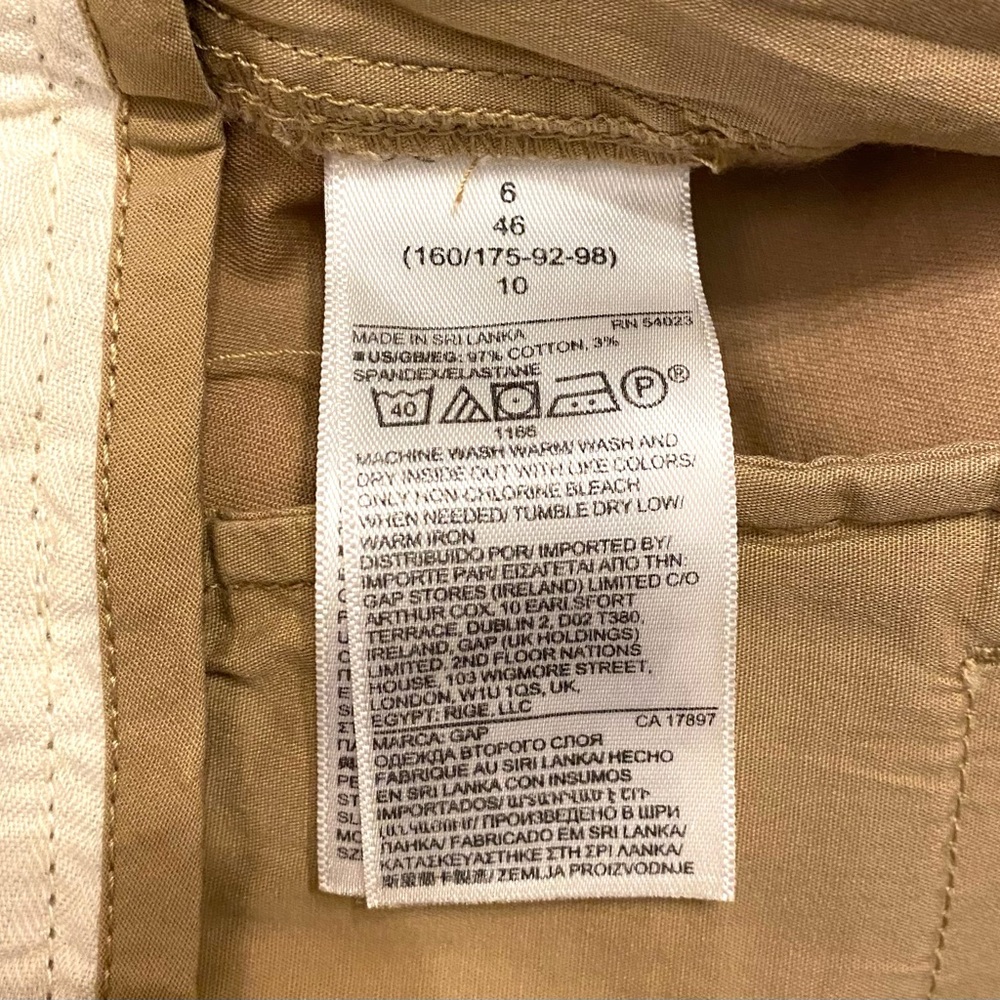 GAP Women's Pleated Khaki Mojave High Rise Shorts | Pockets front and back - Picture 7 of 10